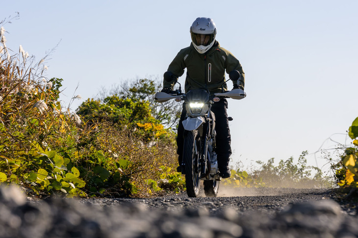 同系統のエンジン、ギアボックスを搭載する「W230／メグロS1」と「KLX230」シリーズだが、エンジンの圧縮比は、前者が9.0：1なのに対し後者は9.4：1。2次減速もWやメグロの2.714（38/14）に対してKLXは3.214（45/14）となっており、これが悪路での粘り強さやストリートでの出足の力強さに寄与している。