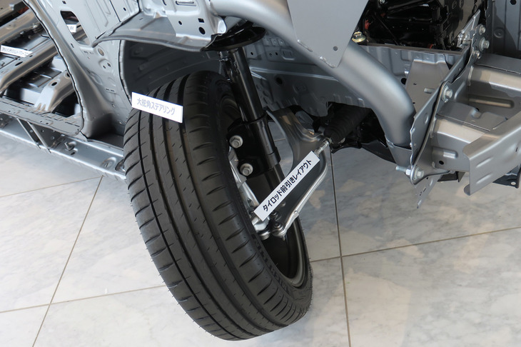 前輪の切れ角は内側に50°、外側に40°。185～205mmというワイドなタイヤを履きながら、4.3mという最小回転半径を実現している。