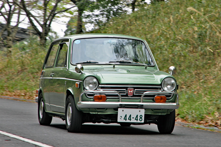 1970年「ホンダN600」。「N360」のボディーに598ccに拡大した空冷SOHC並列2気筒エンジンを搭載した輸出仕様。日本でも「N600E」の名で少数が販売された。