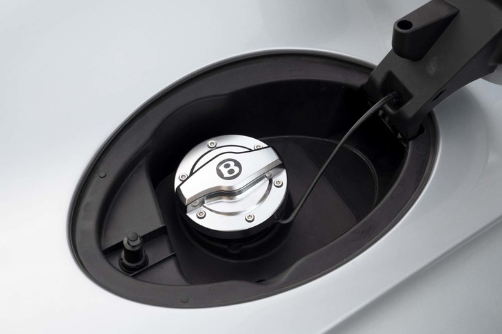 フューエルキャップにも「B」エンブレムがあしらわれる。