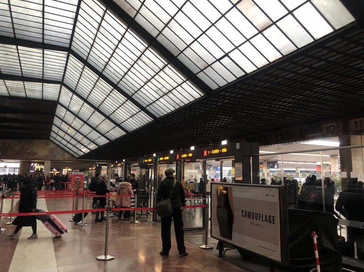 フィレンツェ・サンタマリア・ノヴェッラ駅。つい最近までホームには誰でも入れたが、ようやく日本の改札に相当するゲートが設けられた。2019年1月撮影。