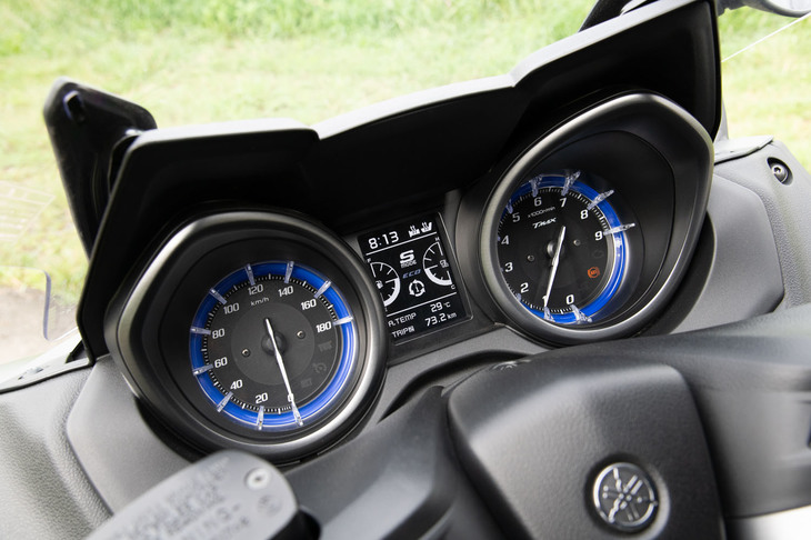 メーターは2眼式で、中央にインフォメーションディスプレイを搭載。「D-MODE」（走行モード切り替え機構）は全車標準装備となる。