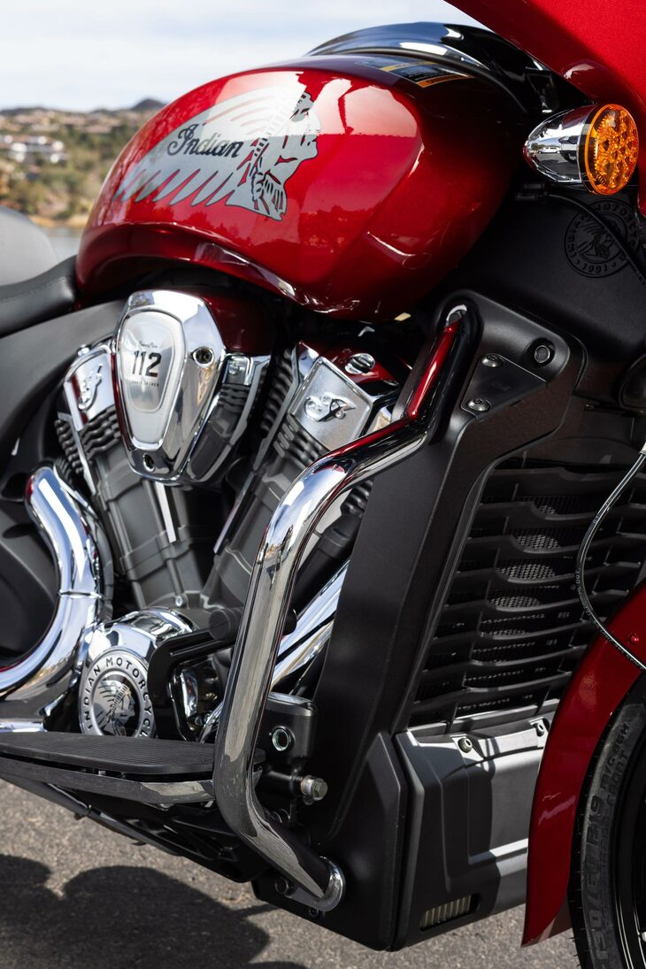 水冷V型2気筒エンジンの「パワープラス112」は、排気量が従来の1768ccから1834ccに拡大。最高出力は122HPから126HPに、最大トルクは178N・mから181.4N・mにアップしている。