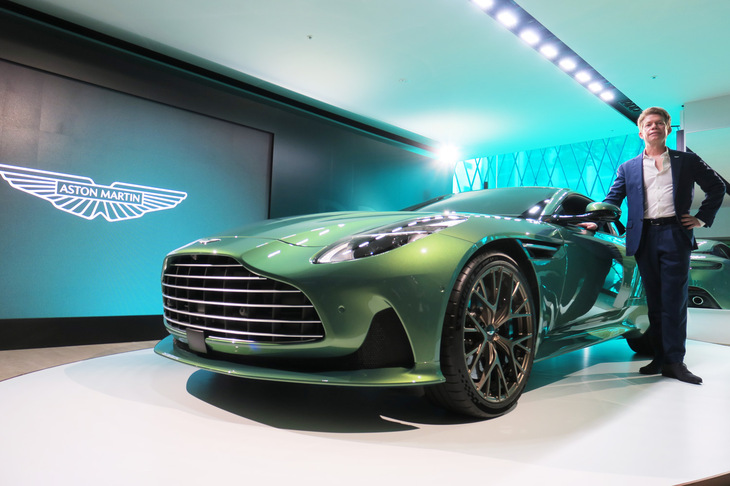 「アストンマーティンDB12」と、アストンマーティンにおいてアジア地域のリージョナル・プレジデントを務めるグレゴリー・アダムス氏。