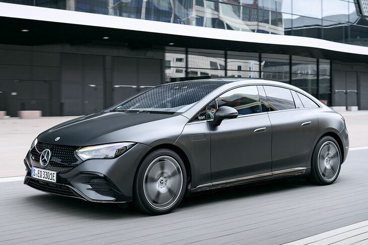 メルセデス・ベンツEQE／価格：6万3427ユーロ（約888万円）より／市場投入時期：2022年／「EQE」も兄貴分の「EQS」と同様、EV2プラットフォームを採用している。当面は容量90.6kWhのバッテリーを搭載する1機種のみが用意され、600kmを優に超える航続距離を実現。市場導入時には、最高出力210kW（286PS）の「EQE350」を設定する予定。