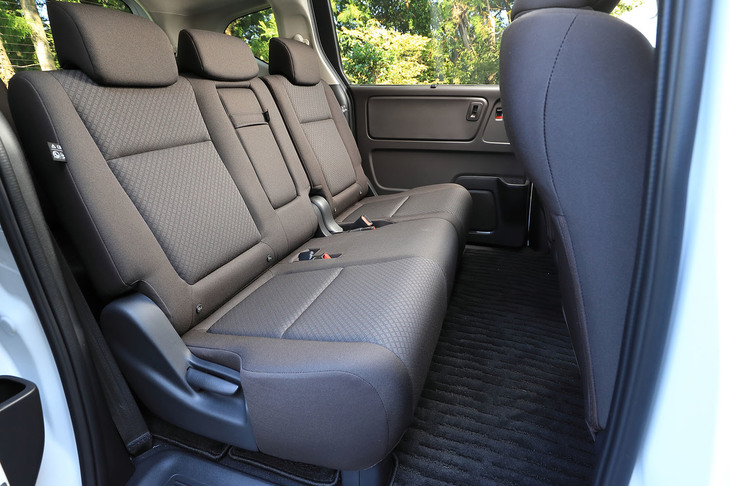 2列目に3座のベンチシートが用意されるのは標準車のみ。クロスオーバースタイルの新モデル「クロスター」は、全車2座のキャプテンシートとなる。