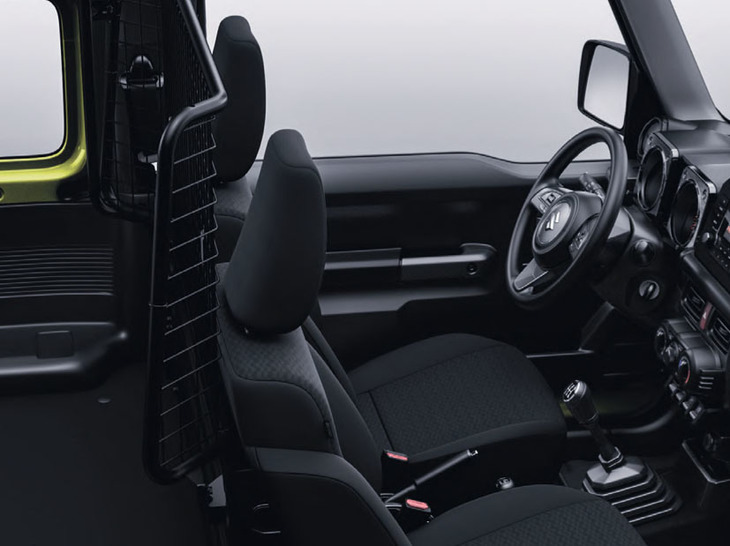 客室と荷室との間には（欧州基準では近年、商用車の義務から除外されたものの）パーティションが設けられている。