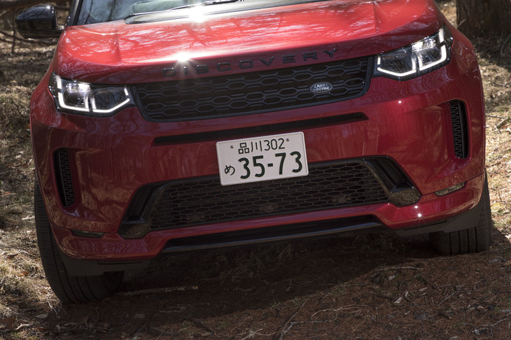 「ディスカバリー スポーツ」は「テレインレスポンス2」と呼ばれるフルタイム4WDシステムを標準装備している。加えて今回の試乗車にはサスペンションやトランスミッション、トラクション制御などを自動調整する「ダイナミックハンドリングパック」がオプションで装備されていた。