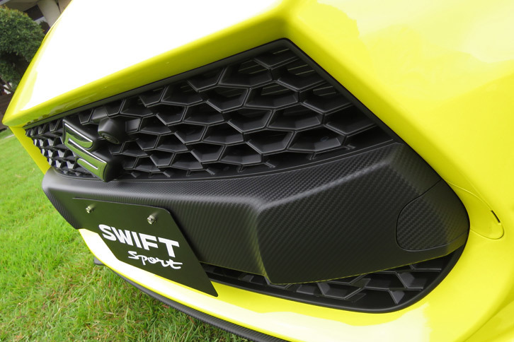 逆スラントのデザインが特徴的なフロントグリル。立体的な格子のデザインも目を引く。