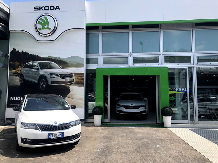 筆者が住むシエナのシュコダ販売店、エウロモトーリ。