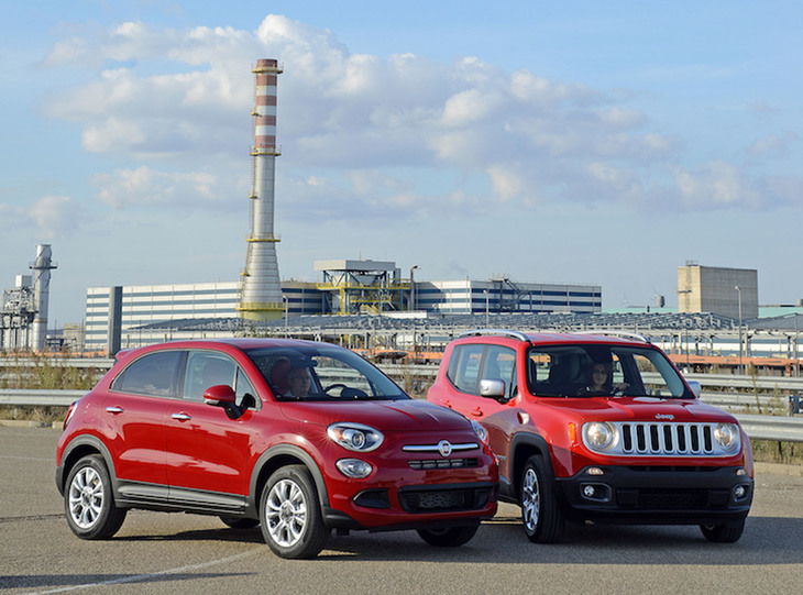 FCAのメルフィ工場をバックに。「プント」が去った後も生産が継続される「フィアット500X」と「ジープ・レネゲード」。