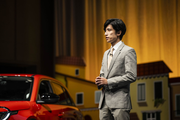 「フィアット600e」発表イベントで車両概要を説明したステランティス ジャパンのプロダクトスペシャリスト児玉英之氏。