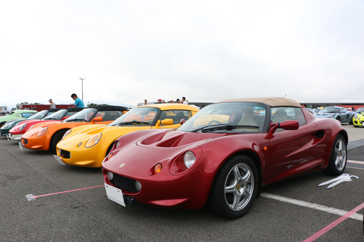 メイン会場となるAパドックには、モデルごとに専用の駐車エリアを設定。こちらは「エリーゼ フェイズ1」専用エリア。エリーゼの中では希少な存在だが、エリーゼと聞けば、この愛嬌（あいきょう）のあるフロッグ顔を思い浮かべる人も多いはず……。