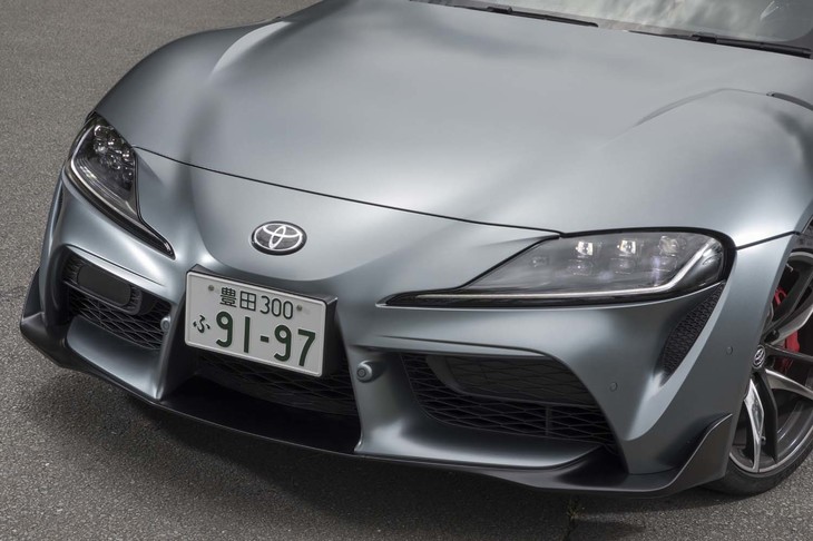 ヘッドランプは片側6灯式の個性的な意匠。ユニット下部にはデイタイムランニングライト＆ウインカーとして機能するLEDストリップが備わる。