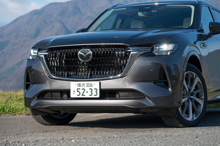 国内では「CX-60」に続くラージモデル商品群の第2弾として導入される「マツダCX-80」。グリル内の3本のシルバーラインが前から見たときの80の識別点だ。
