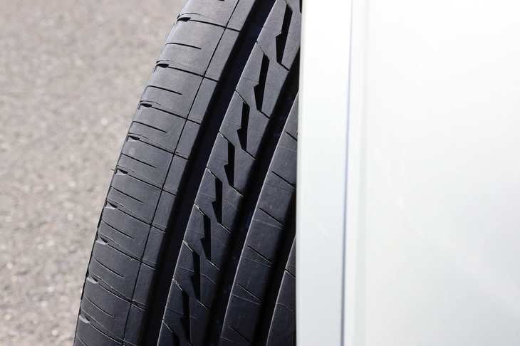 「アレンザLX100」のトレッドパターン。太い縦ミゾの間には、側管でつながれた側室（消音器）が設けられており、これにより高周波の共鳴音を減衰させることができるという。