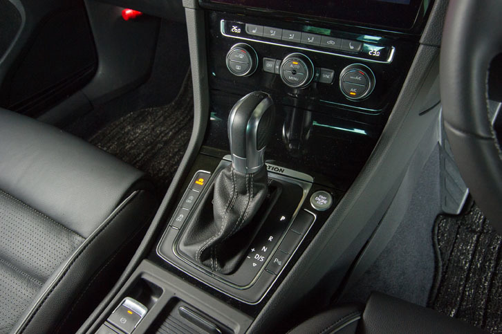 デュアルクラッチ式ATのDSGは、6段から7段へと変更された。シフトセレクターは、アルミと本革にカーボン調のアクセントが施された「R」専用デザイン。