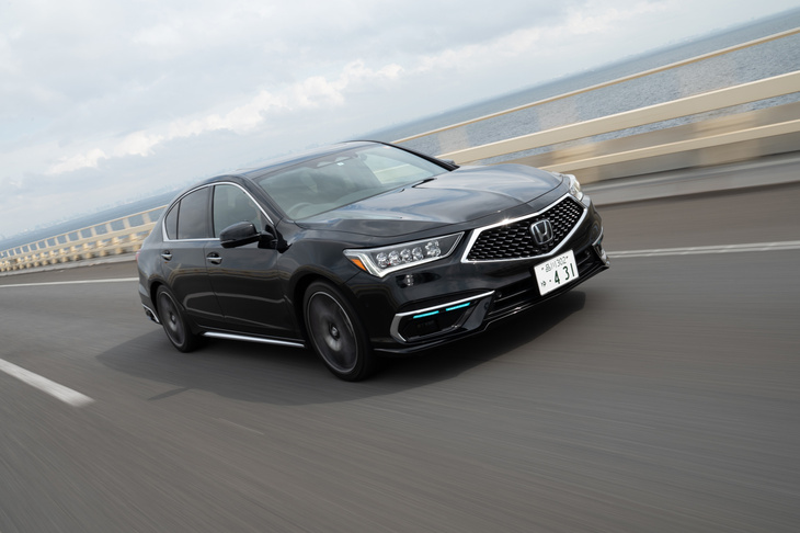 類似のシステムは高級車を中心に実用化が進んでおり、例えば世界で初めて自動運転レベル3を実現した「ホンダ・レジェンド」にも、ドライバーの異常を検知すると自動で車両を停車させる「緊急時停止支援機能」が搭載されていた。