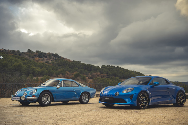 アルピーヌの初代「A110」（左）と2代目「A110」（右）。