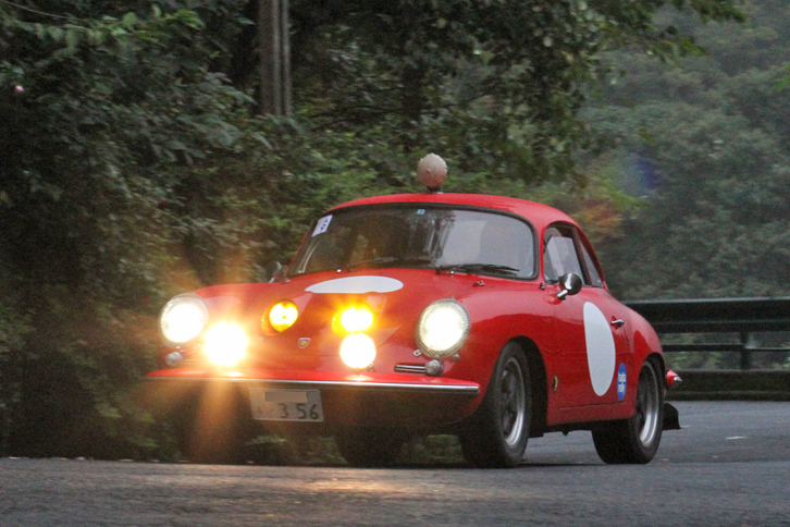 補助灯がトランクリッドにも埋め込まれた1964年「ポルシェ356C」。