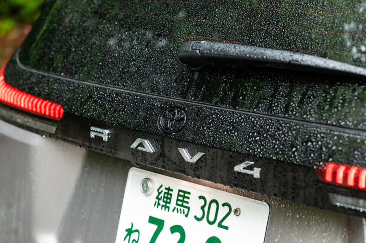最新のトヨタ車らしく「RAV4」のロゴは大きいが、トヨタエンブレムの主張はごく控えめ。「A」と「V」の上にブラックのバッジが備わっている。