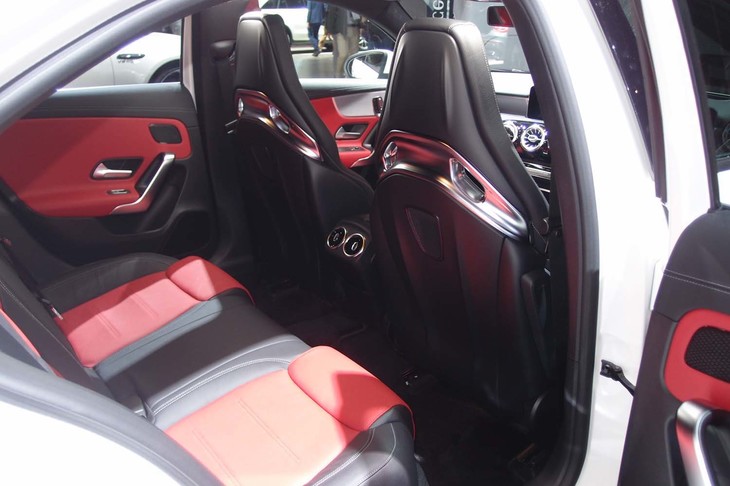 メルセデスAMG A35 4MATICセダン（リアシート）