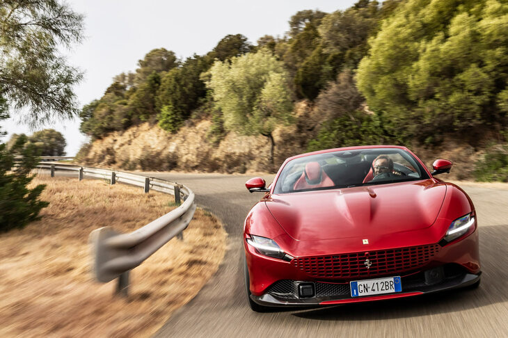 基本的な意匠をクーペから受け継ぐ「ローマ スパイダー」だが、ソフトトップを備えたオープンカーとして最適なエアロダイナミクスが得られるようボディーワークには手が加えられており、可動式リアスポイラーの制御も独自に調整されている。