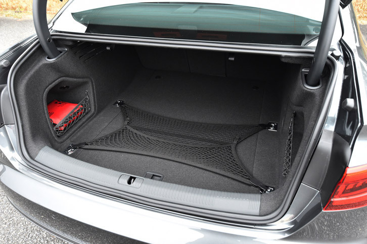 トランクルームの容量は480リッター。トランクスルー機構を使えば962リッターまで拡大できる。