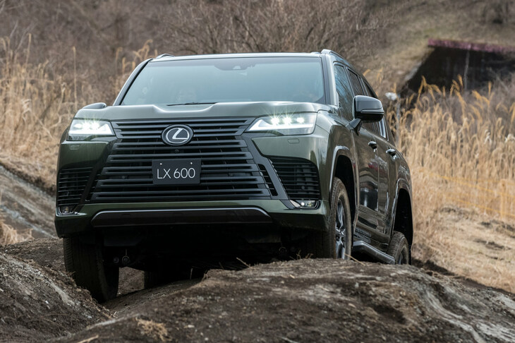「レクサスLX」のなかでも、よりオフロード向けのキャラクターが与えられた「LX600“オフロード”」。ダーク調のグリルやホイールアーチなどにより、視覚的にも他グレードとの差異化が図られている。（写真：向後一宏）