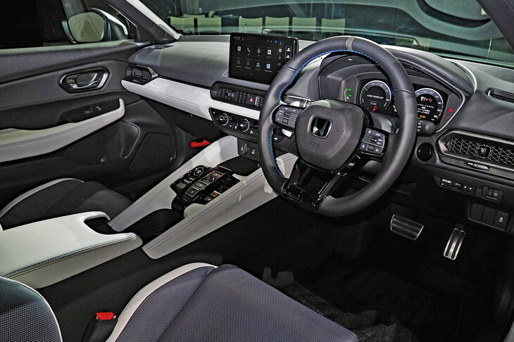 インテリアに関しては「シビック」や「アコード」など、既存のホンダ車に通じるイメージでまとめられている。