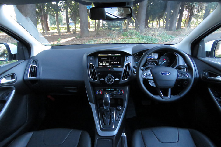 編集部にやって来たフォーカス号のインストゥルメントパネルまわり。