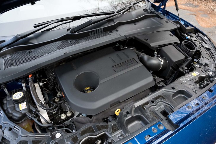 ジャガー・ランドローバーの「インジニウム」シリーズでは初の3気筒となる1.5リッターターボエンジンを搭載。単体で最高出力200PSと最大トルク280N・mを発生する。