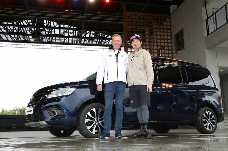 「ルノー カングージャンボリー」視察のために来日したルノー軽商用車部門担当のハインツ・ユルゲン・レーヴ上級副社長（写真向かって左）と、ルノー・ジャポンの小川隼平代表取締役社長（同右）。フランスからは他のルノー関係者やメディアも来日しており、会場の視察や取材を行っていた。