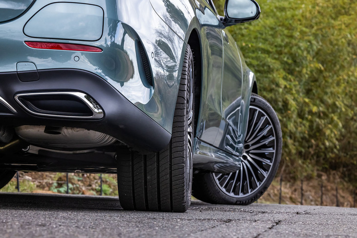 後輪操舵システム「リアアクスルステアリング」は、約60km/h以下でリアホイールをフロントホイールとは逆方向に最大4.5度、約60km/hを超えると、リアホイールをフロントホイールと同じ方向に最大2.5度操舵する。