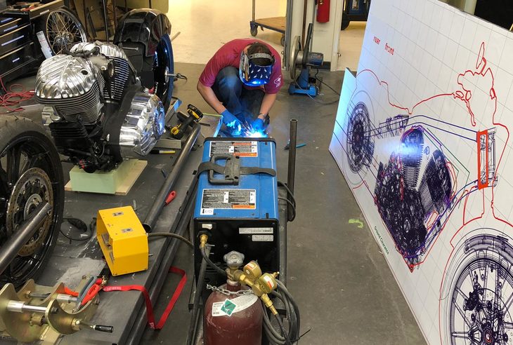 新型「チーフ」の開発に際しては、スケッチやCADの作業と並行して、1/1モデルを製作。カスタムメイドのモデルにも見られる、“昔ながらのバイクづくり”の方法でもって、車体のプロポーションやパーツ同士の位置関係、フレームの曲がり具合などを確かめていった。