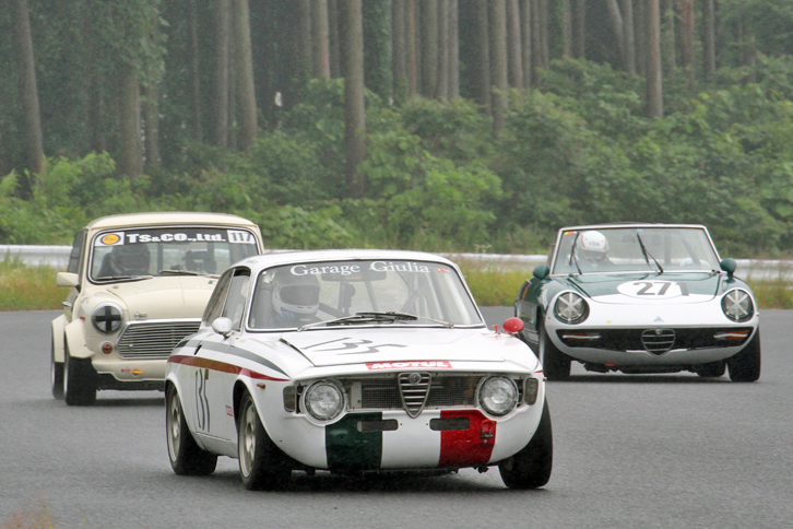 ハイパークリスタル／スーパークリスタル混走で、（前から）最終的にラップダウンとなった1968年「アルファ・ロメオ・ジュリア スプリントGTV」、5位に入った1990年「ローバー・ミニ」、そして4位となった1972年「アルファ・ロメオ2000スパイダー ヴェローチェ」。