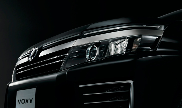 メッキと高輝度シルバーの装飾、ブラックメタリック塗装で仕立てられたフロントグリル。