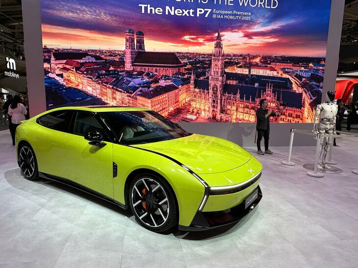 シャオペンのBEV「P7」。同モデルとしては2代目。脇には同社製のヒューマノイドロボットがディスプレイされていた。