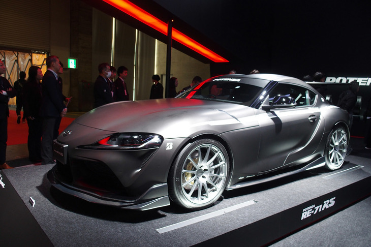 「ポテンザRE-71RS」が装着された「トヨタ・スープラ」も展示。