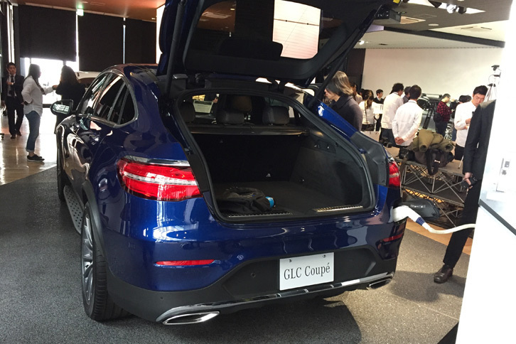 「GLC350e 4MATICクーペ スポーツ」。車両右リアに充電ソケットがある。EV走行距離は30.1km。