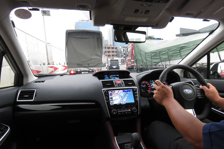 「アイサイト・ツーリングアシスト」は、車線に加え、前走車の動きも参考にして操舵支援機能を制御。車線が見えない状態でも操舵支援が働くようになっている。