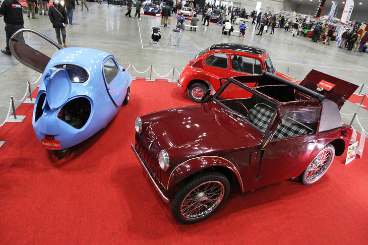 『ノスタルジックヒーロー』誌に連載中の林 克己氏のコレクションから、1950年代の希少なミニカー2台の特別展示。「F/F（フライングフェザー）」（写真手前）と「フジキャビン」（同左）は、戦前に日産で自動車エンジニア／デザイナーとしてのキャリアをスタートさせ、自動車以外の分野でもマルチな才能を発揮した富谷龍一氏が設計／デザインに携わっている。