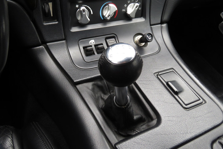 バイパーの6段MTのシフトノブ。スキップシフトについては、どうしても気になる人の中には、ショップに頼んで機能を殺してしまう人もいるらしい。記者はまあ、そこまではしなくてもいいかな。