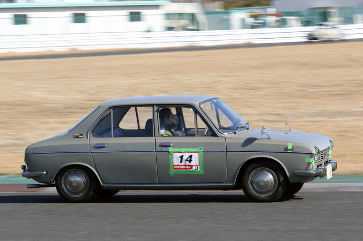 最初のプログラムはFCDのパレードラン。ヘルメット不要で同乗者もOK、セーフティーカーの先導付きで追い越し禁止というこのクラスに参加した「スバル1000」。ホイールベースが長いことが分かる。