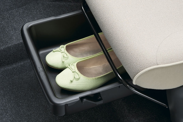 助手席の下にも、大型シートアンダートレイを用意。履き替え用の靴などを入れておくことができる。