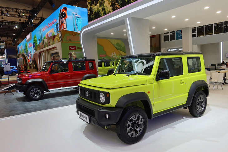 海外名でいうところの「ジムニー3ドア（日本名：ジムニー シエラ）」と「ジムニー5ドア（同ジムニー ノマド）」のツーショット。写真（筆者撮影）は2024年夏、ガイキンド・インドネシア国際オートショーのスズキブースでのもの。