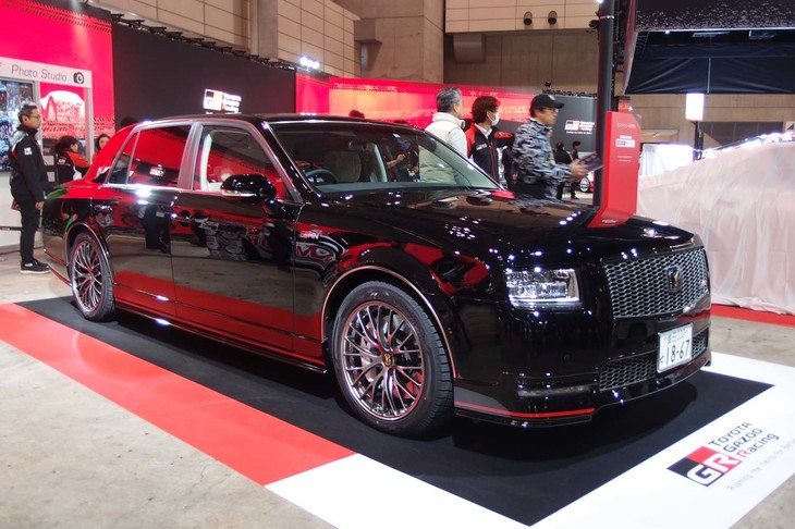 社長のために仕立てられた高級サルーン「センチュリー“GRMN”」。写真の黒い車両のほかに白い車両が（計2台のみ）存在する。