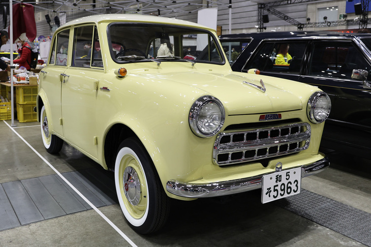 マニアックなプリンス／日産車を得意とするバラクーダがフルレストアした1957年「ダットサン・セダン」（113型）。市販車は紺や黒など地味な色が大半を占めたが、これは当時のカタログ掲載車のカラー。和歌山を意味する「和 5」のシングルナンバーはこれまたレプリカのようだがホンモノ。先のクラウンのものと比べると、当時は書体や取り付け方法が統一されていなかったことが分かる。