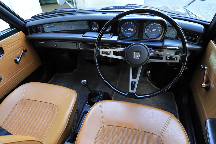 広々感を演出するシンプルなインストゥルメントパネルまわり。ステアリングホイールはご覧の通りの大径で、パワステなしでもハンドル操作は重くない。