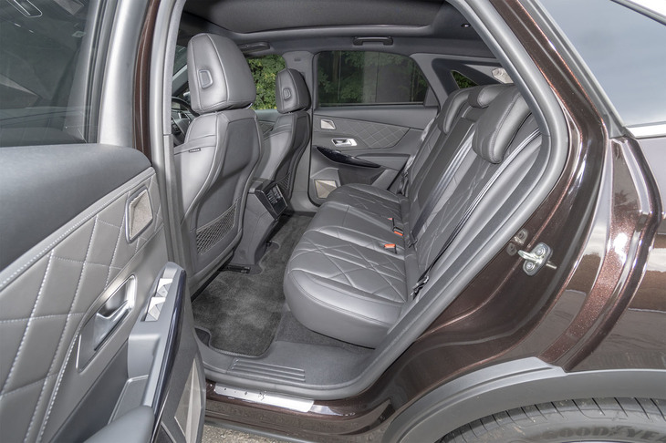 座面の厚さが印象的なリアシート。見た目の通りふんわりとした掛け心地が印象的だった。